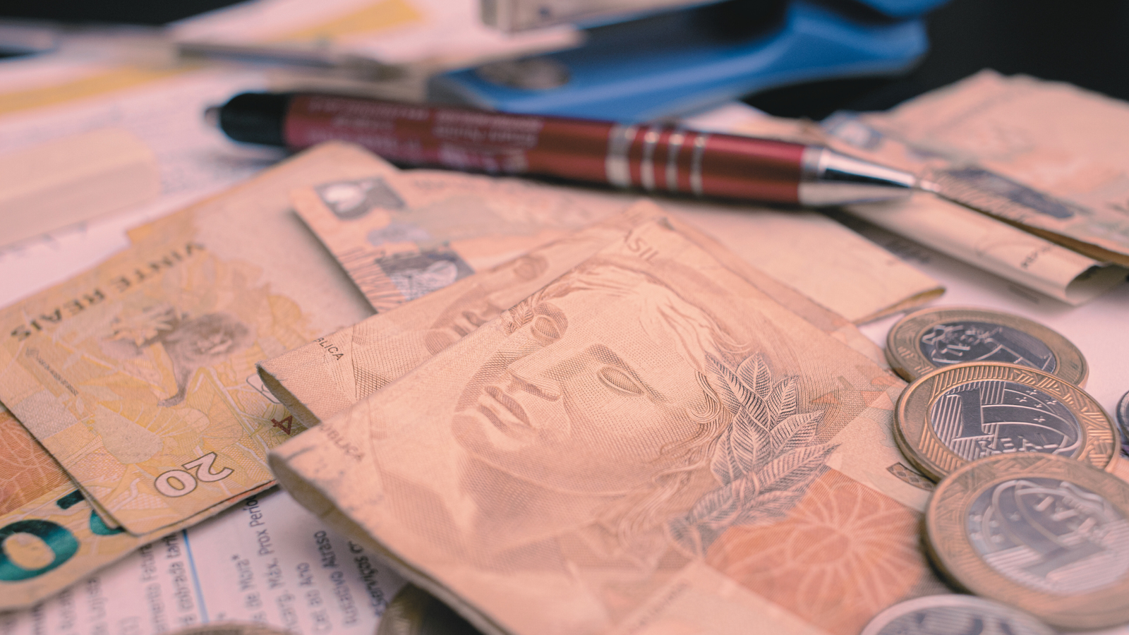 5 sinais de que você precisa mudar sua relação com o dinheiro